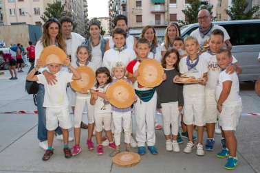 Dentro del extenso programa de actividades organizado con motivo de las fiestas de Burlada, la tarde del sábado 18 de agosto fue el turno del herri kirolak. Los más jóvenes de la localidad disfrutaron de estos deportes en una animada competición por equipos organizada desde el espacio festivo de 12 a 17 años de Ermitaberri.