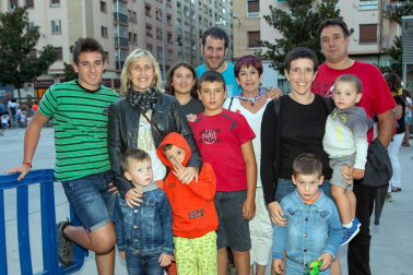Dentro del extenso programa de actividades organizado con motivo de las fiestas de Burlada, la tarde del sábado 18 de agosto fue el turno del herri kirolak. Los más jóvenes de la localidad disfrutaron de estos deportes en una animada competición por equipos organizada desde el espacio festivo de 12 a 17 años de Ermitaberri.