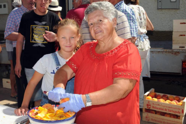 Por séptimo año consecutivo, los vecinos de Sartaguda han puesto en marcha la Feria del melocotón. Los actos, organizados para el domingo 19 de agosto, dieron comienzo con el pregón y se prolongaron con la exposición y venta de melocotones, la degustación de melocotón con vino, la comida popular con productos típicos de la localidad, el recorrido guiado con tren turístico por las fincas agrícolas, los hinchables para los más pequeños o el concurso de postres.