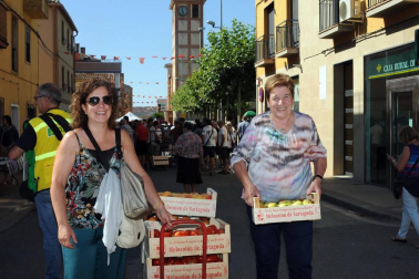 Por séptimo año consecutivo, los vecinos de Sartaguda han puesto en marcha la Feria del melocotón. Los actos, organizados para el domingo 19 de agosto, dieron comienzo con el pregón y se prolongaron con la exposición y venta de melocotones, la degustación de melocotón con vino, la comida popular con productos típicos de la localidad, el recorrido guiado con tren turístico por las fincas agrícolas, los hinchables para los más pequeños o el concurso de postres.