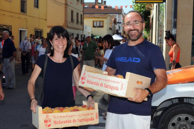 Por séptimo año consecutivo, los vecinos de Sartaguda han puesto en marcha la Feria del melocotón. Los actos, organizados para el domingo 19 de agosto, dieron comienzo con el pregón y se prolongaron con la exposición y venta de melocotones, la degustación de melocotón con vino, la comida popular con productos típicos de la localidad, el recorrido guiado con tren turístico por las fincas agrícolas, los hinchables para los más pequeños o el concurso de postres.
