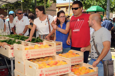 Por séptimo año consecutivo, los vecinos de Sartaguda han puesto en marcha la Feria del melocotón. Los actos, organizados para el domingo 19 de agosto, dieron comienzo con el pregón y se prolongaron con la exposición y venta de melocotones, la degustación de melocotón con vino, la comida popular con productos típicos de la localidad, el recorrido guiado con tren turístico por las fincas agrícolas, los hinchables para los más pequeños o el concurso de postres.