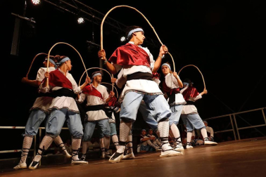 Imágenes del paloteado de las fiestas de San Bartolomé de Ribaforada 2018