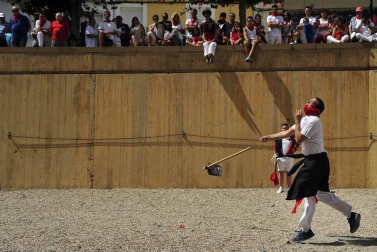 Los hermanos David y Marta Ezquerro han ganado el campeonato mundial de Marcilla de lanzamiento de rabiosa.