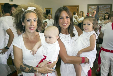 Los vecinos de Allo dieron inicio a sus fiestas el 22 de agosto con el lanzamiento del tradicional chupinazo. Momentos antes, el consistorio acogió un emotivo encuentro en el que los niños nacidos el último año recibieron su primer 'pañuelico' rojo por parte de la alcaldesa y los ediles locales. Una treintena de niños participaron en este primer acto de las fiestas.