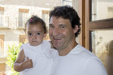 Los vecinos de Allo dieron inicio a sus fiestas el 22 de agosto con el lanzamiento del tradicional chupinazo. Momentos antes, el consistorio acogió un emotivo encuentro en el que los niños nacidos el último año recibieron su primer 'pañuelico' rojo por parte de la alcaldesa y los ediles locales. Una treintena de niños participaron en este primer acto de las fiestas.