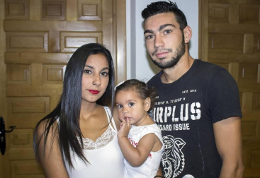 Los vecinos de Allo dieron inicio a sus fiestas el 22 de agosto con el lanzamiento del tradicional chupinazo. Momentos antes, el consistorio acogió un emotivo encuentro en el que los niños nacidos el último año recibieron su primer 'pañuelico' rojo por parte de la alcaldesa y los ediles locales. Una treintena de niños participaron en este primer acto de las fiestas.