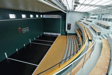 Se ha pintado la cancha, los pasillos, los suelos de los graderíos, pulido el suelo de toda la instalación... El frontón Labrit luce más bonito y luminoso que nunca gracias a las últimas reformas.