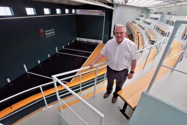 Se ha pintado la cancha, los pasillos, los suelos de los graderíos, pulido el suelo de toda la instalación... El frontón Labrit luce más bonito y luminoso que nunca gracias a las últimas reformas.