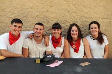 El lunes 20 de agosto, los vecinos de Lerín se reunieron alrededor de las mesas y sillas instaladas a lo largo de las calles para disfrutar de uno de sus actos festivos predilectos: la pochada popular. Durante la jornada se prepararon 2.000 raciones de esta legumbre en la calle Mayor de la localidad. Un guiso de 400 kilos de pochas para el que fue necesaria la colaboración de 13 cocineros y el saber hacer de Pedro Castillo, que orquestó el cocinado de este sabroso plato.