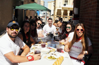 El lunes 20 de agosto, los vecinos de Lerín se reunieron alrededor de las mesas y sillas instaladas a lo largo de las calles para disfrutar de uno de sus actos festivos predilectos: la pochada popular. Durante la jornada se prepararon 2.000 raciones de esta legumbre en la calle Mayor de la localidad. Un guiso de 400 kilos de pochas para el que fue necesaria la colaboración de 13 cocineros y el saber hacer de Pedro Castillo, que orquestó el cocinado de este sabroso plato.