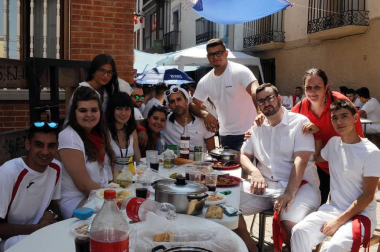 El lunes 20 de agosto, los vecinos de Lerín se reunieron alrededor de las mesas y sillas instaladas a lo largo de las calles para disfrutar de uno de sus actos festivos predilectos: la pochada popular. Durante la jornada se prepararon 2.000 raciones de esta legumbre en la calle Mayor de la localidad. Un guiso de 400 kilos de pochas para el que fue necesaria la colaboración de 13 cocineros y el saber hacer de Pedro Castillo, que orquestó el cocinado de este sabroso plato.