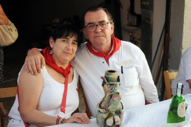 El lunes 20 de agosto, los vecinos de Lerín se reunieron alrededor de las mesas y sillas instaladas a lo largo de las calles para disfrutar de uno de sus actos festivos predilectos: la pochada popular. Durante la jornada se prepararon 2.000 raciones de esta legumbre en la calle Mayor de la localidad. Un guiso de 400 kilos de pochas para el que fue necesaria la colaboración de 13 cocineros y el saber hacer de Pedro Castillo, que orquestó el cocinado de este sabroso plato.