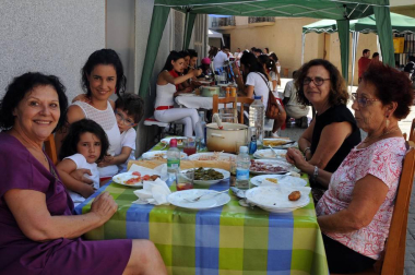 El lunes 20 de agosto, los vecinos de Lerín se reunieron alrededor de las mesas y sillas instaladas a lo largo de las calles para disfrutar de uno de sus actos festivos predilectos: la pochada popular. Durante la jornada se prepararon 2.000 raciones de esta legumbre en la calle Mayor de la localidad. Un guiso de 400 kilos de pochas para el que fue necesaria la colaboración de 13 cocineros y el saber hacer de Pedro Castillo, que orquestó el cocinado de este sabroso plato.