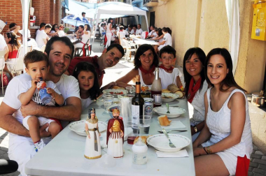 El lunes 20 de agosto, los vecinos de Lerín se reunieron alrededor de las mesas y sillas instaladas a lo largo de las calles para disfrutar de uno de sus actos festivos predilectos: la pochada popular. Durante la jornada se prepararon 2.000 raciones de esta legumbre en la calle Mayor de la localidad. Un guiso de 400 kilos de pochas para el que fue necesaria la colaboración de 13 cocineros y el saber hacer de Pedro Castillo, que orquestó el cocinado de este sabroso plato.