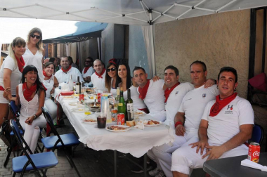 El lunes 20 de agosto, los vecinos de Lerín se reunieron alrededor de las mesas y sillas instaladas a lo largo de las calles para disfrutar de uno de sus actos festivos predilectos: la pochada popular. Durante la jornada se prepararon 2.000 raciones de esta legumbre en la calle Mayor de la localidad. Un guiso de 400 kilos de pochas para el que fue necesaria la colaboración de 13 cocineros y el saber hacer de Pedro Castillo, que orquestó el cocinado de este sabroso plato.