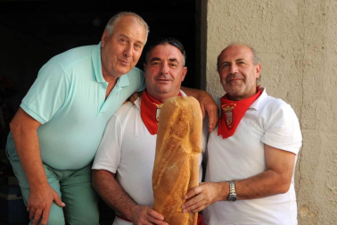 El lunes 20 de agosto, los vecinos de Lerín se reunieron alrededor de las mesas y sillas instaladas a lo largo de las calles para disfrutar de uno de sus actos festivos predilectos: la pochada popular. Durante la jornada se prepararon 2.000 raciones de esta legumbre en la calle Mayor de la localidad. Un guiso de 400 kilos de pochas para el que fue necesaria la colaboración de 13 cocineros y el saber hacer de Pedro Castillo, que orquestó el cocinado de este sabroso plato.