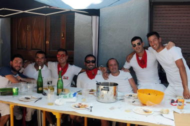 El lunes 20 de agosto, los vecinos de Lerín se reunieron alrededor de las mesas y sillas instaladas a lo largo de las calles para disfrutar de uno de sus actos festivos predilectos: la pochada popular. Durante la jornada se prepararon 2.000 raciones de esta legumbre en la calle Mayor de la localidad. Un guiso de 400 kilos de pochas para el que fue necesaria la colaboración de 13 cocineros y el saber hacer de Pedro Castillo, que orquestó el cocinado de este sabroso plato.