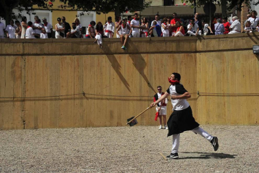 Los hermanos David y Marta Ezquerro han ganado el campeonato mundial de Marcilla de lanzamiento de rabiosa.