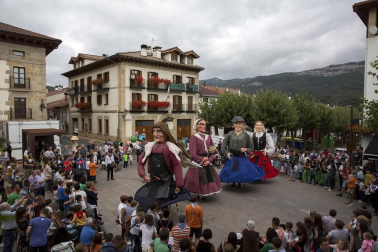 Imágenes del cohete de las fiestas de Lakuntza 2018. Toque de las campanas de la localidad.