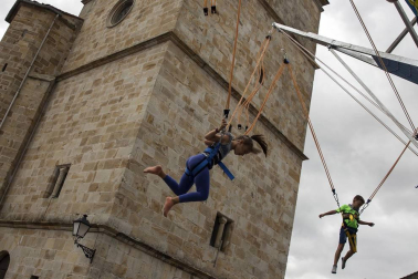 Imágenes del cohete de las fiestas de Lakuntza 2018. Toque de las campanas de la localidad.