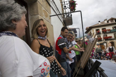 Imágenes del cohete de las fiestas de Lakuntza 2018. Toque de las campanas de la localidad.