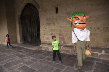 Imágenes del cohete de las fiestas de Lakuntza 2018. Toque de las campanas de la localidad.