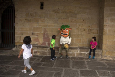 Imágenes del cohete de las fiestas de Lakuntza 2018. Toque de las campanas de la localidad.