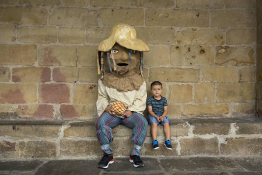 Imágenes del cohete de las fiestas de Lakuntza 2018. Toque de las campanas de la localidad.