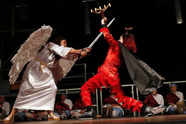 Imágenes del paloteado de las fiestas de San Bartolomé de Ribaforada 2018
