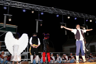 Imágenes del paloteado de las fiestas de San Bartolomé de Ribaforada 2018
