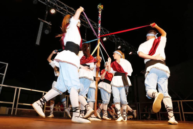 Imágenes del paloteado de las fiestas de San Bartolomé de Ribaforada 2018