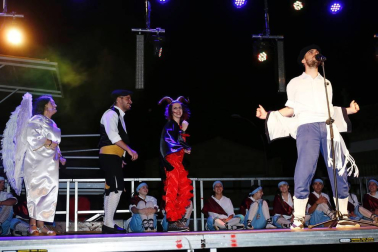 Imágenes del paloteado de las fiestas de San Bartolomé de Ribaforada 2018
