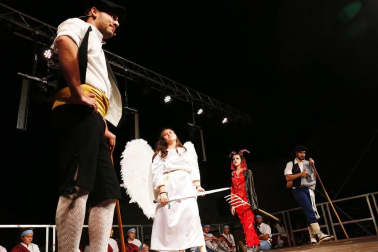 Imágenes del paloteado de las fiestas de San Bartolomé de Ribaforada 2018