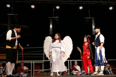 Imágenes del paloteado de las fiestas de San Bartolomé de Ribaforada 2018
