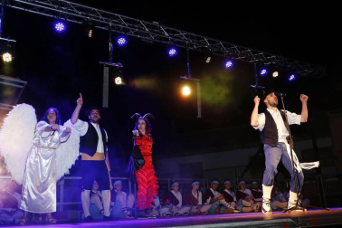 Imágenes del paloteado de las fiestas de San Bartolomé de Ribaforada 2018