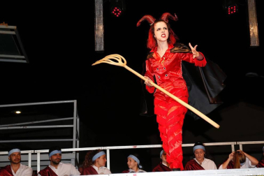 Imágenes del paloteado de las fiestas de San Bartolomé de Ribaforada 2018
