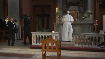 El Papa reza en Dublín por las víctimas de los abusos
