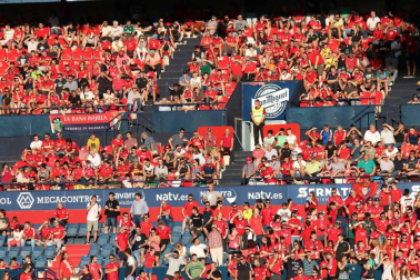 Fotos de los aficionados en El Sadar durante el partido Osasuna-Elche.