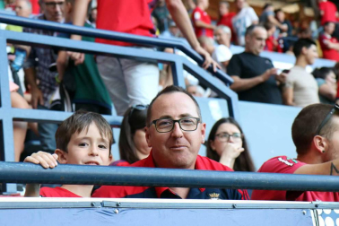 Fotos de los aficionados en El Sadar durante el partido Osasuna-Elche.
