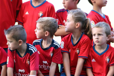 Fotos de los aficionados en El Sadar durante el partido Osasuna-Elche.