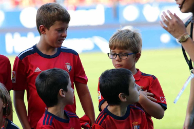Fotos de los aficionados en El Sadar durante el partido Osasuna-Elche.