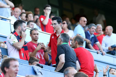 Fotos de los aficionados en El Sadar durante el partido Osasuna-Elche.