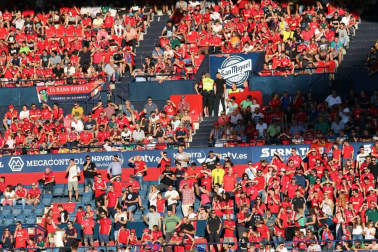 Fotos de los aficionados en El Sadar durante el partido Osasuna-Elche.