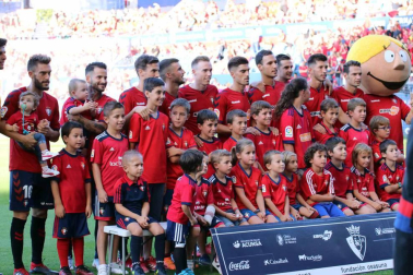 Fotos de los aficionados en El Sadar durante el partido Osasuna-Elche.