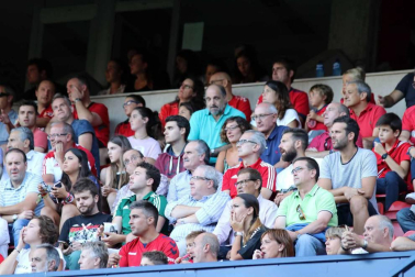 Fotos de los aficionados en El Sadar durante el partido Osasuna-Elche.