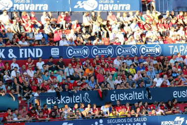 Fotos de los aficionados en El Sadar durante el partido Osasuna-Elche.