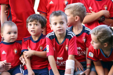 Fotos de los aficionados en El Sadar durante el partido Osasuna-Elche.
