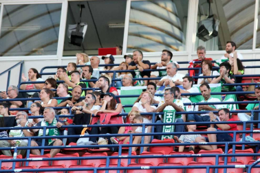 Fotos de los aficionados en El Sadar durante el partido Osasuna-Elche.