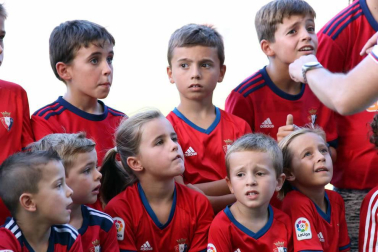 Fotos de los aficionados en El Sadar durante el partido Osasuna-Elche.